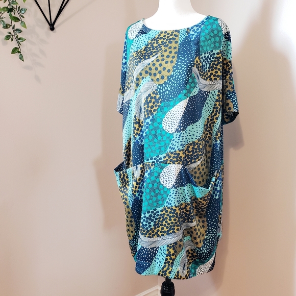 ⚡FREE WITH purchase ⚡ABSTRACT PRINT POCKETED SHIFT MID LENGTH DRESS - Picture 1 of 13